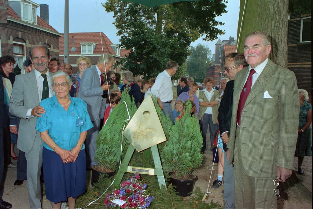 Generaal-majoor Robert E. Uquhart na de onthulling met belangstellend publiek. Foto: berrydereusfotografie.nl