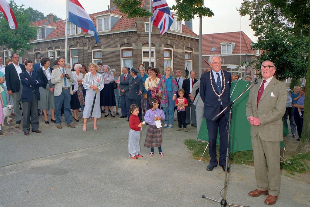 Generaal-majoor Robert E. Uquhart houdt voor de onthulling van de plaquette een korte toespraak. Naast hem de burgemeester van Arnhem Job Drijber. Foto: berrydereusfotografie.nl