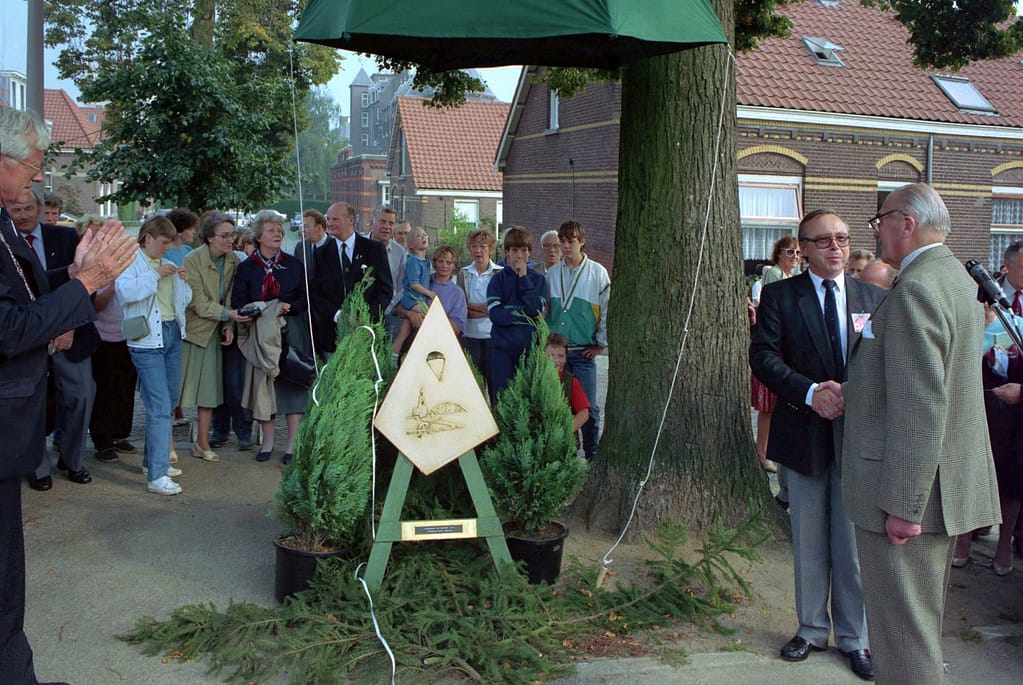 Generaal-majoor Robert E. Urquhart bedankt kunstenaar A. van Wordragen voor de plaquette voor het monument “Remember September 1944” op het plein aan de Nassaustraat in september 1987 Foto: berrydereusfotografie.nl