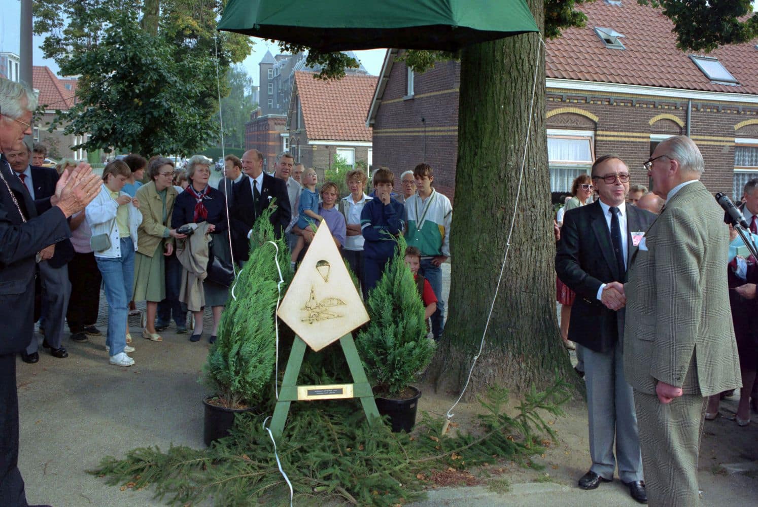 Generaal-majoor Robert E. Urquhart bedankt kunstenaar A. van Wordragen voor de plaquette voor het monument “Remember September 1944” op het plein aan de Nassaustraat in september 1987 Foto: berrydereusfotografie.nl