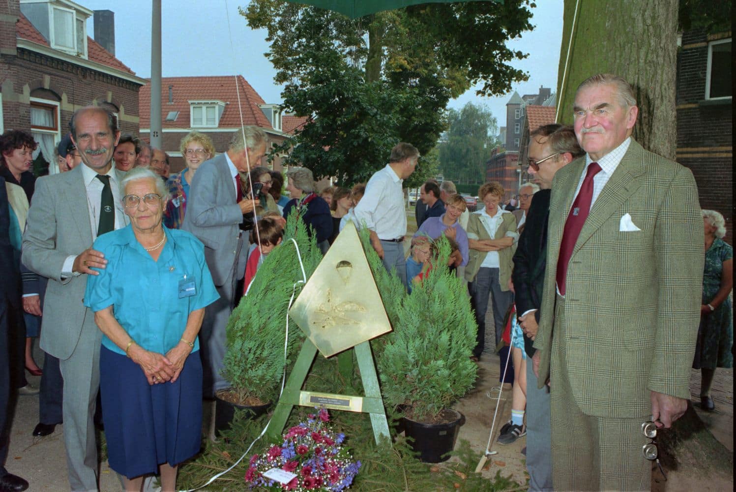 Generaal-majoor Robert E. Uquhart na de onthulling met belangstellend publiek. Foto: berrydereusfotografie.nl