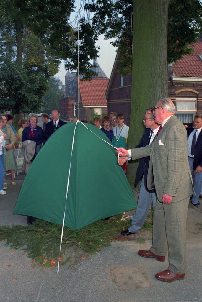 Generaal-majoor Robert E. Urquhart onthult samen met kunstenaar A. van Wordragen de plaquette voor het monument “Remember September 1944” op het plein aan de Nassaustraat in september 1987. Foto: berrydereusfotografie.nl